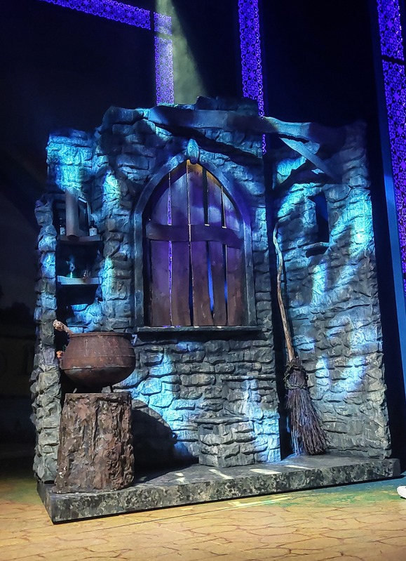 Immersive stage entrance